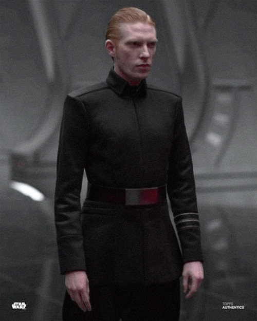 promote-hux:armitage-blush:Shoulder pads? GONE! Gloves?...