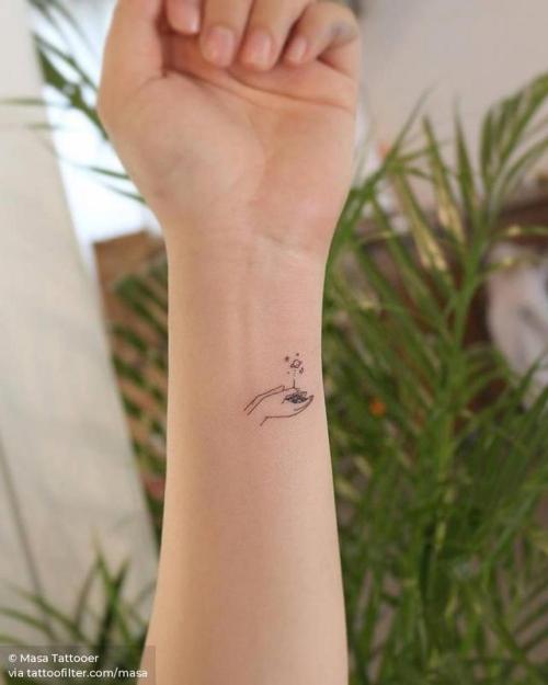 By Masa Tattooer, done in Seoul. http://ttoo.co/p/166300 hand;small;anatomy;micro;masa;tiny;ifttt;little;wrist;illustrative