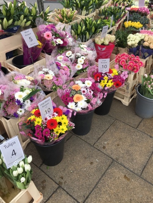 sadplanty:came across a really cute stand selling pretty flowers...