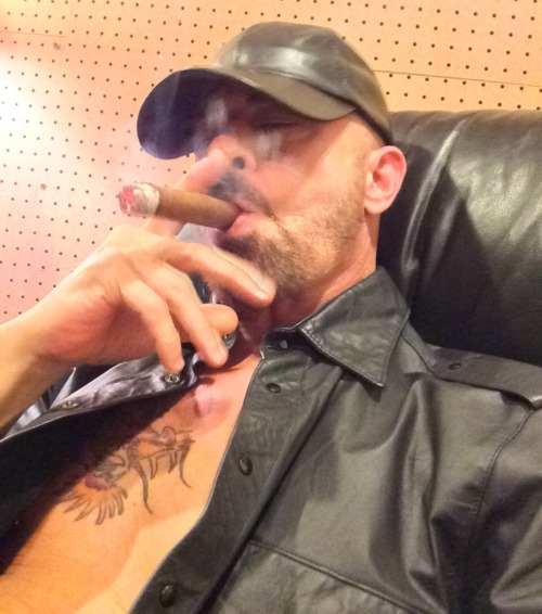 smokepiguk:cigarbeards:FUCKIN HOT MAN!Hot stud 