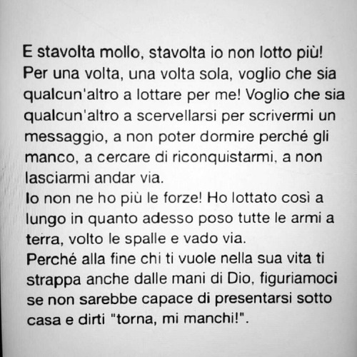 Guazzo di maschere su una faccia di una fotografia