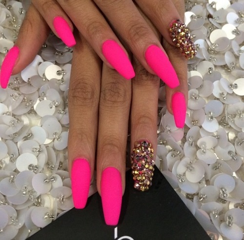 hot pink nails on Tumblr