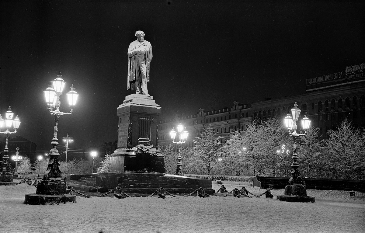 Pushkin square in Moscow (1954)