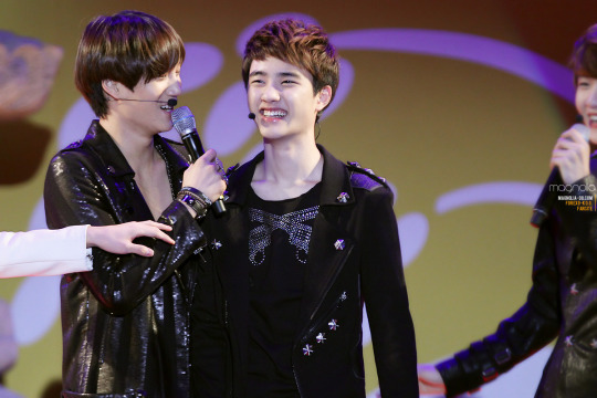 121012 cheorwon taebong festival - hand on ksoo’s back