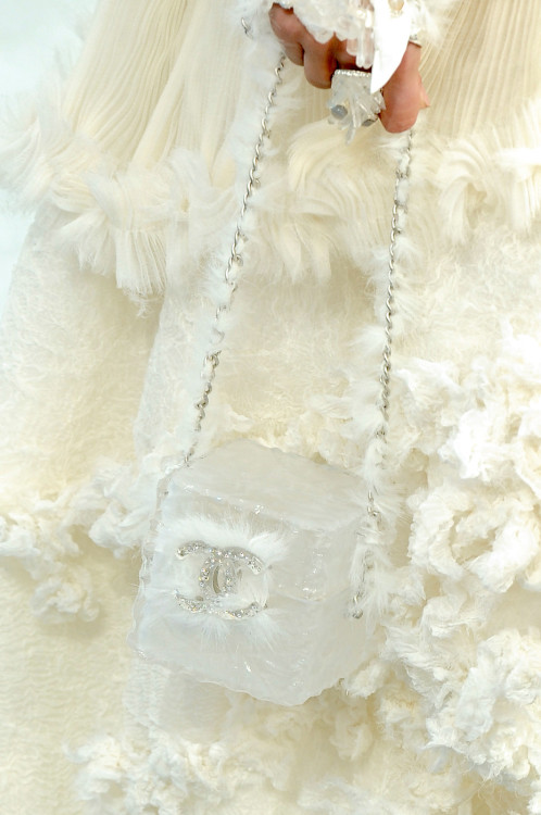 lastfashionhero:Chanel Fall/Winter 2010 details