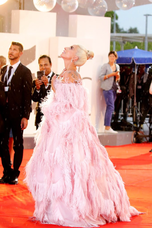 beallright:Lady Gaga walks the red carpet in the rain ahead...