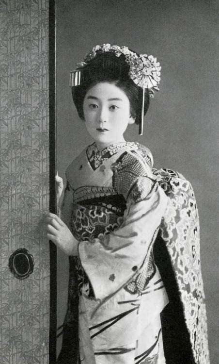Maiko Fukiko with Wisteria Obiage 1930s (by Blue Ruin1)
“ Maiko (apprentice geisha) Fukiko, wearing an unusual hana-kanzashi (flower hair ornament), possibly a pinwheel or windmill, but this motif is usually associated with Setsubun (the...