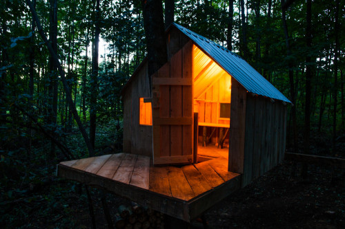 purebushcraft:treehauslove:Treehouse in Quebec. A perfectly...