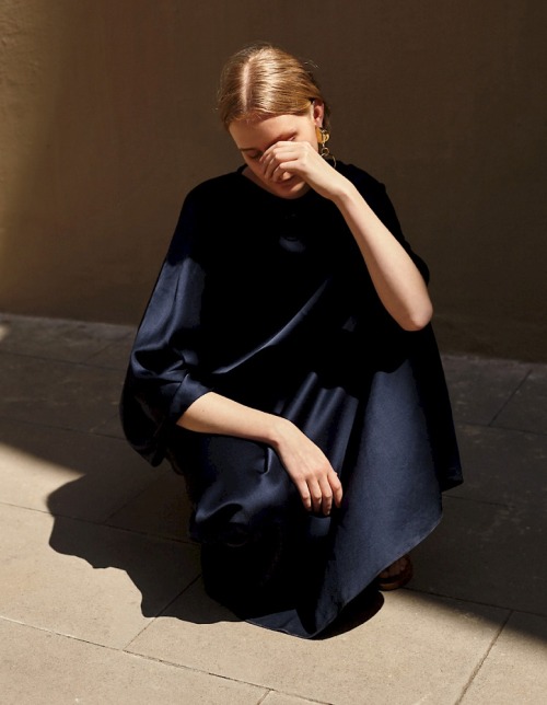 editorial fashion styling visual aesthetics minimal blue fashion details fabric l& 039;officiel mexico wai lin tse