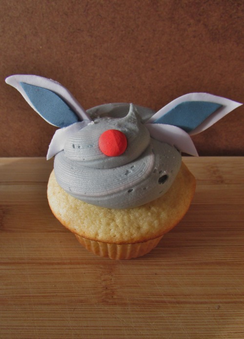 captnmcd:Eevee Cupcakes! buttercream swirl with fondant...