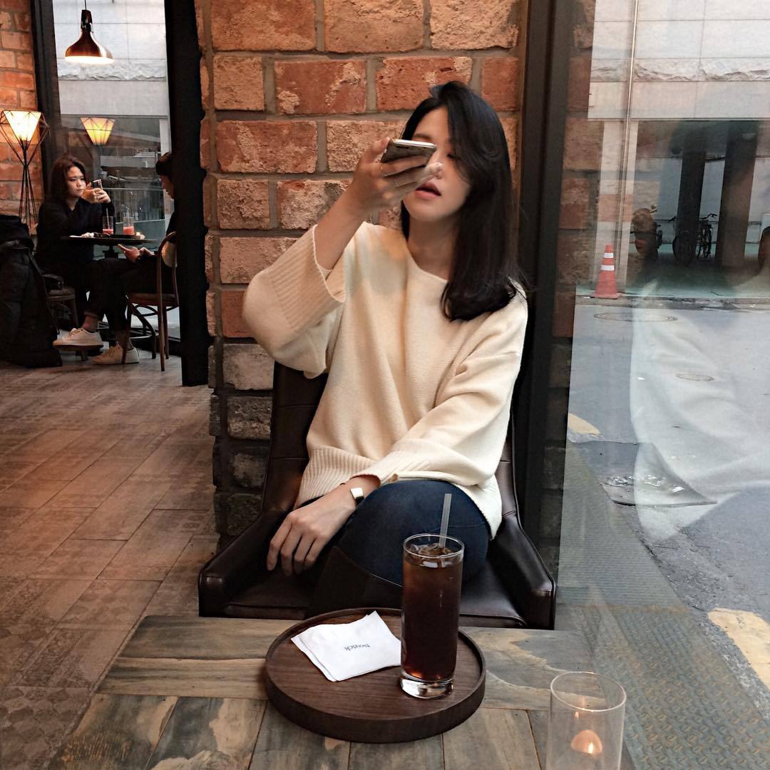 Девушка в кафе селфи