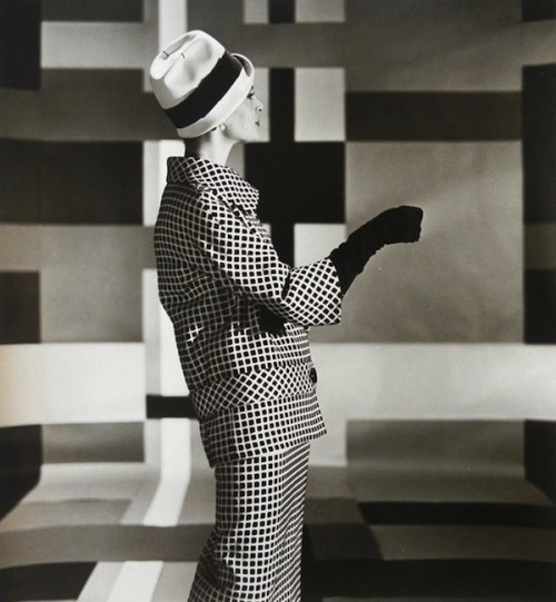 Gallery Woman, 1958 (Louise Dahl-Wolfe)