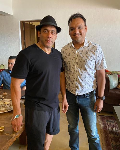„★ CHAP într-o pălărie… Salman Khan cu agentul imobiliar, Mayank Lal, la casa sa fermieră Panvel (21 februarie 2020)! “