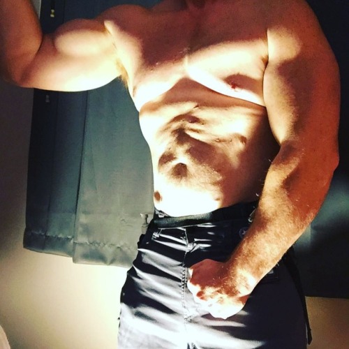 ihulkout:Up Light Flex#muscle #musclechest #musclefreak...