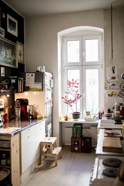 Casual, hard-working vintage kitchen- love the black gallery wall. herzundblut.com