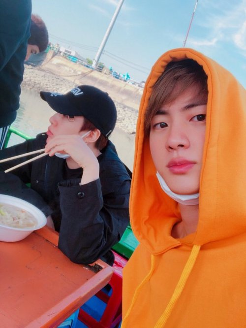 bts-trans:190309 Jin’s Tweet윤기 생일ㅊㅋ 저희 친해여 아 진짜 친함...