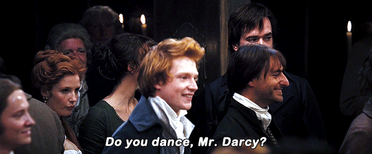Cena do filme Orgulho e Preconceito de 2009 durante um baile onde Elizabeth pergunta a Darcy se ele dança