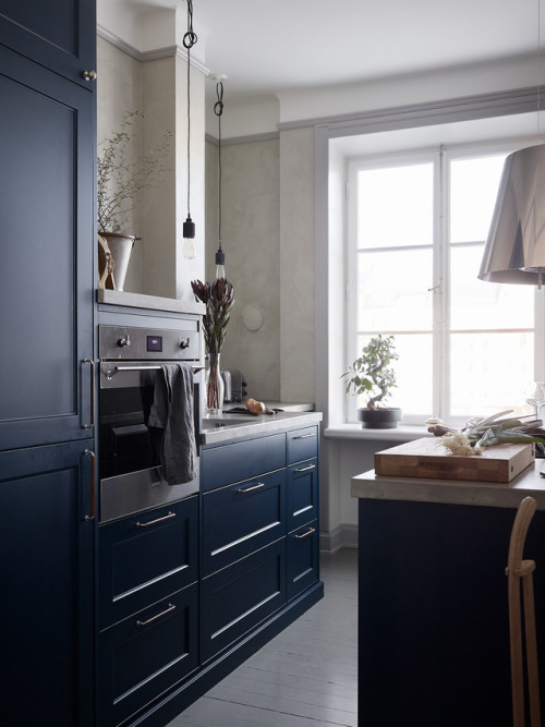 gravityhome:Scandinavian apartment with blue kitchen | styling...