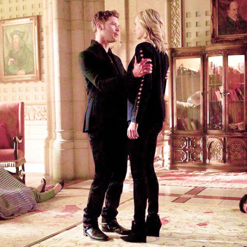 Caroline belong to klaus!!!