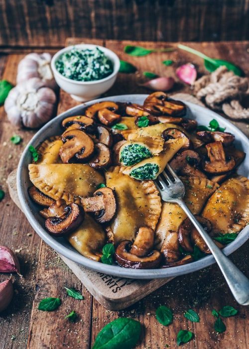 fullyhappyvegan:Spinach Ravioli with Mushrooms!