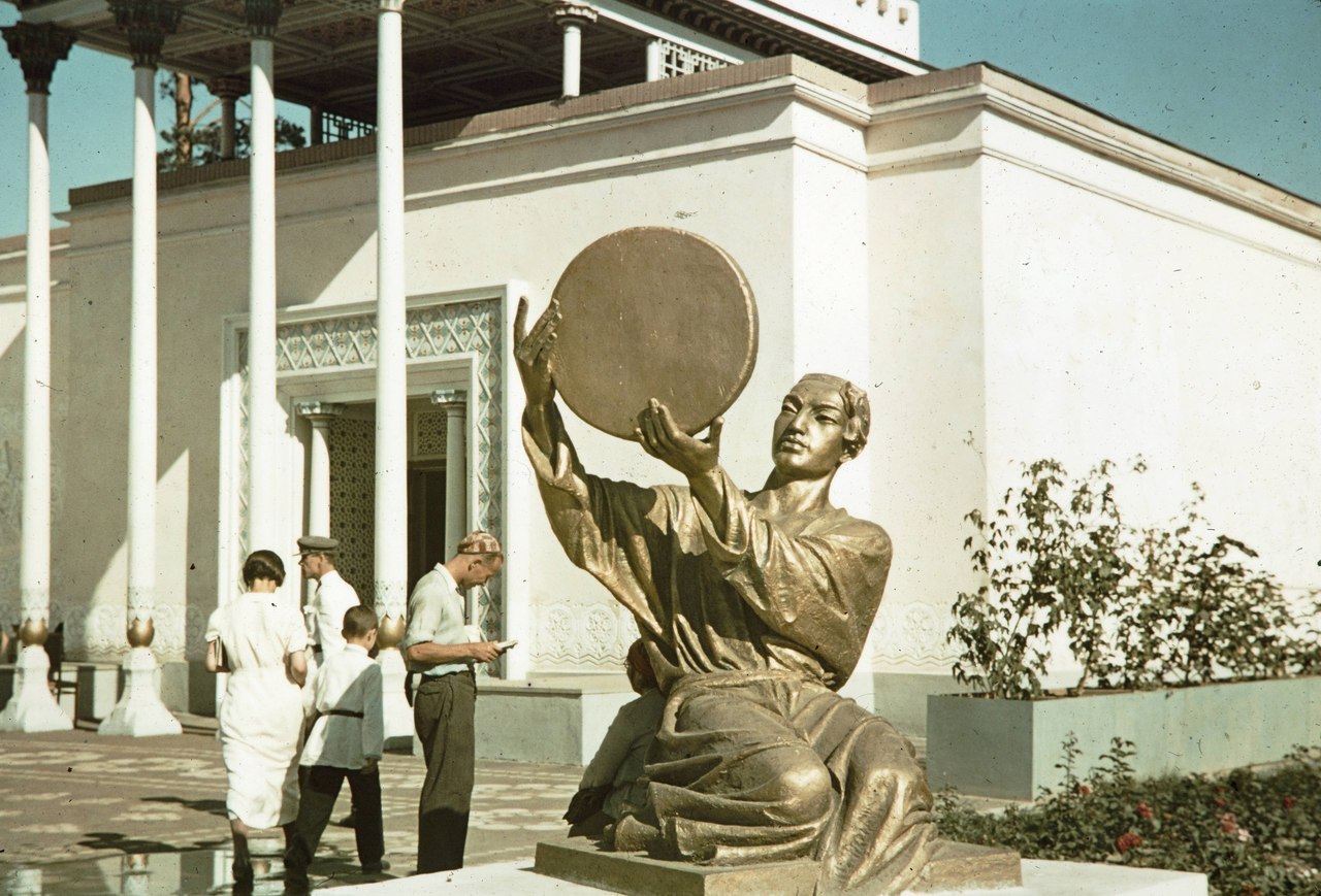 Sculpture of an Uzbek musician at the Exhibition of Achievements of the National Economy. Photo by Harrison Forman (Moscow, 1959)