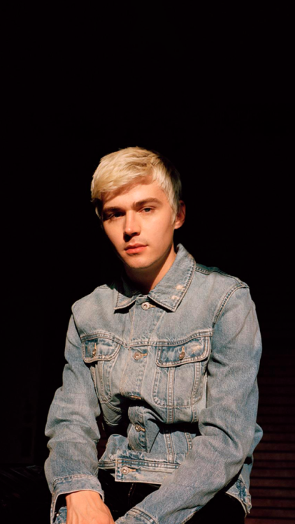 lockxzs:Miles Heizer lockscreens•Screenshot the...