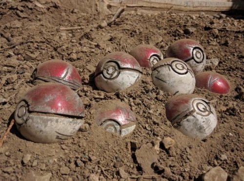 gameattackblog:Battle-damaged Pokeballs made by Triforged...