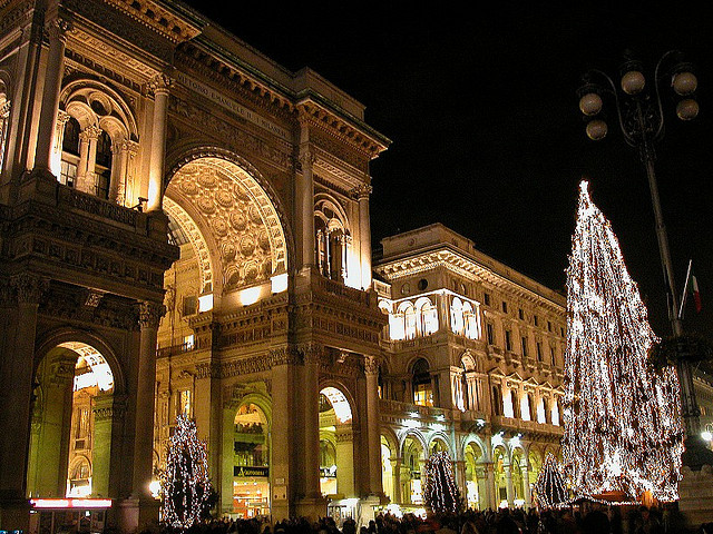 ミラノのクリスマスの街並み