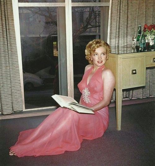 itsavintagething:Marilyn in 1952