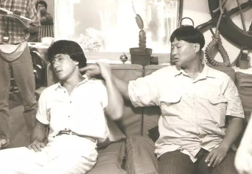 the36thbloggerofshaolin:Sammo Hung annoying Jackie on the set...