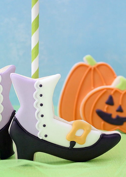 sweetoothgirl:Witchy Leg Cookie Pops