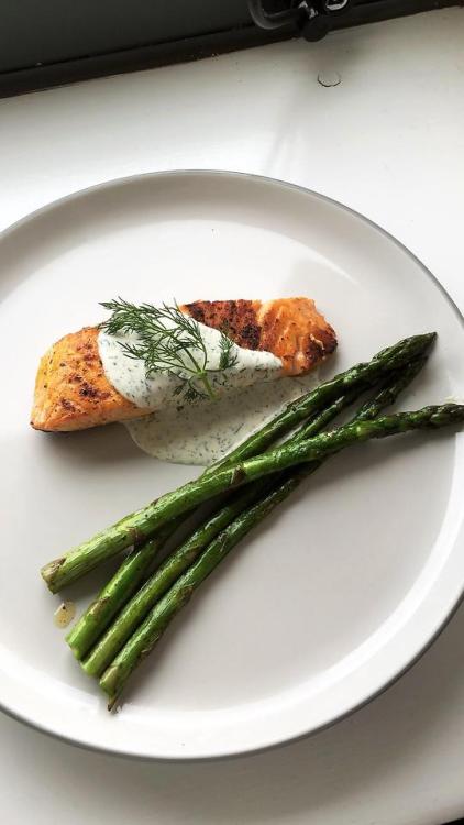 foods-for-dummies:Salmon with homemade dill sauce and...