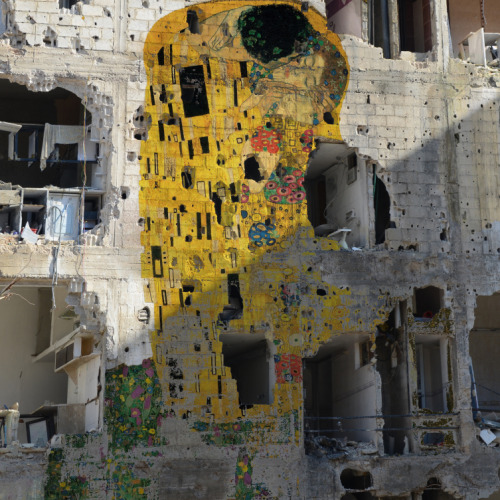 kartinca:A reproduction of Gustav Klimt’s “The Kiss” in Syria...