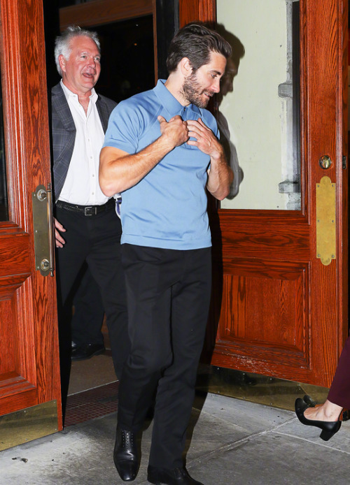 gyllenhaaldaily:Jake Gyllenhaal seen leaving Atlantic Grill in...