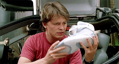 Marty McFly enfilant ses Nike dans Retour vers le futur 2