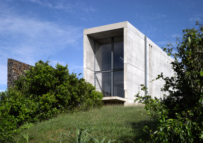 dezeen:<br /><br />House in Sri Lanka by Tadao Ando<br />See all our architecture stories»<br />Follow us on Twitter»<br />