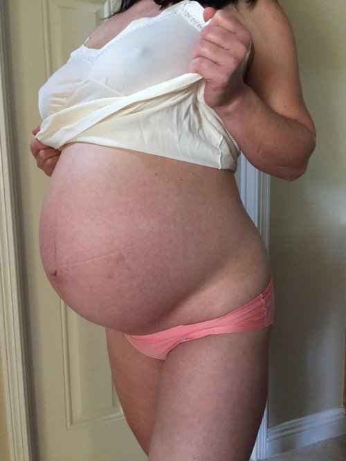 submityourpreggopics:Super sexy preggo belly.Great...