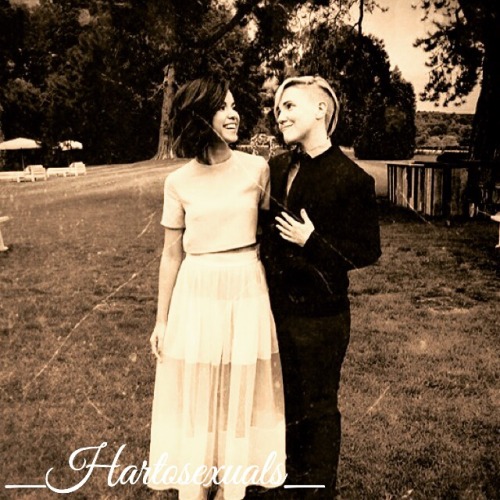 hannah hart ingrid nilsen hangrid couple goals everything goals they win at life cute vintage my edit my everything idols nobody is wired wrong mdk my drunk pumpkin my harto missglamorazzi beauty guru gorgeous baes