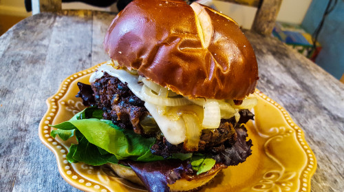 thecashewchronicle:the jalapenopoix burger: slow heat and tons...