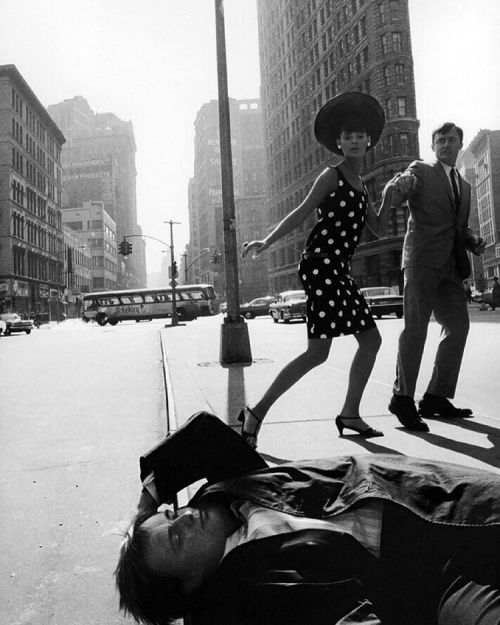 ontheset fashion newyorkcity meninsuits retrostyle behindthescenes style robertvaughn tv vintage flashbackfriday filming onlocation 60s flatironbuilding madmen thesixties television davidmccallum instagood tvshow instamood themanfromuncle