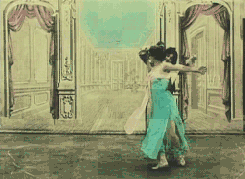 Mesdemoiselles Lally y Julyett en "Au Bal de flore" de Alice Guy (1900).