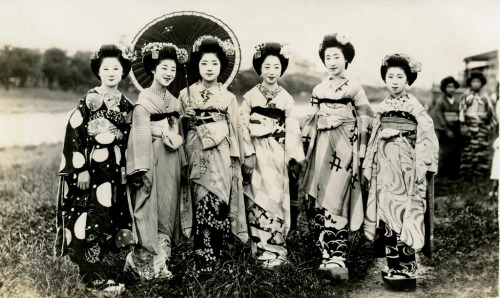 Maiko Girls showing their Naga-Juban 1934 (by Blue Ruin1)
“ Six lovely maiko girls (apprentice geisha) with their hikizuri (trailing kimonos) tucked under their obi-jime (thin braid worn around the sash) so that they can walk through the grass,...