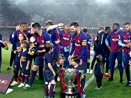 إحتفال برشلونة بلقب الدوري لموسم 2018/2019 في الكامب نو  Tumblr_pqpte2Qqls1uo4zhwo6_400