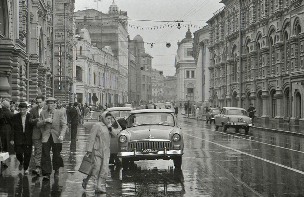 Kuibysheva Street (historic/current name Ilyinka) in Moscow near the Red Square (1961)