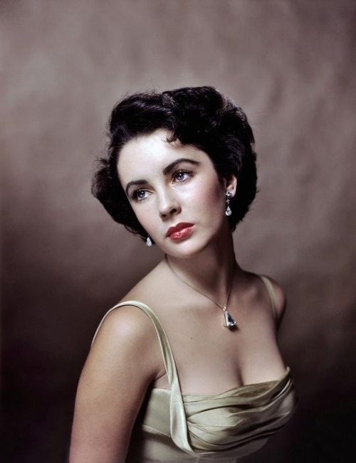 Elizabeth Taylor at 16 years old photographed by... - Eclectic Vibes