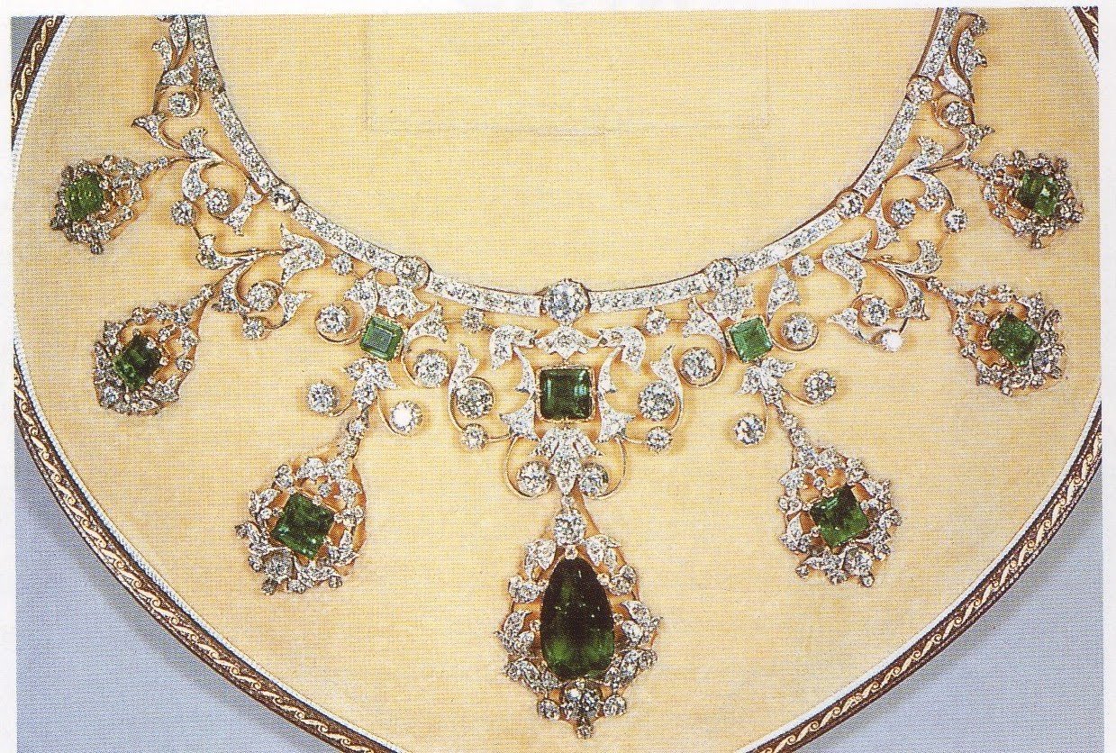 Europes Royal Jewels — Godman Emerald Necklace ♕ Queen Elizabeth Ii 8231