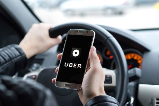 Projeto de Lei que tramita na Câmara dos Deputados quer impedir que aplicativos de transporte, como Uber, cobrem mais que 20% do motorista.