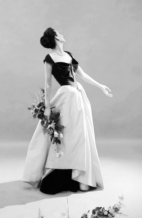 wehadfacesthen:Dorian Leigh wears a gown by Charles James in a...