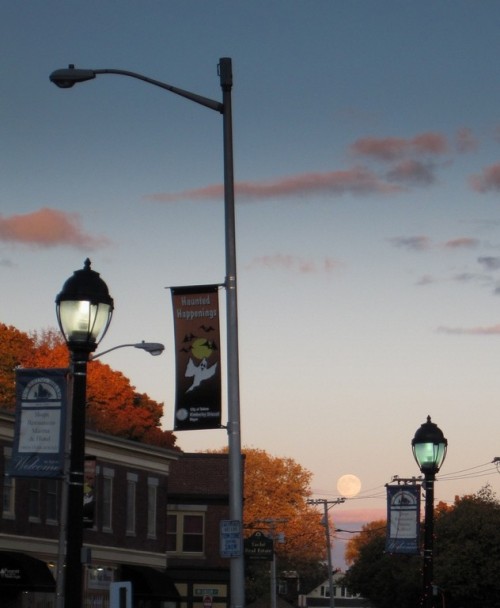 bookofoctober:Salem, MA with a rising Halloween moon