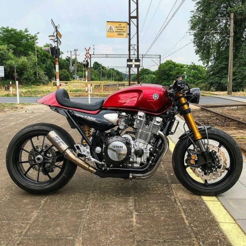 ๐ caferacerpasion.com ๐ Cherry cake and coffee! Yamaha XJR1300...